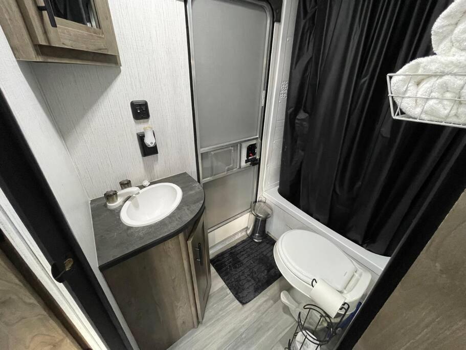 Rv Located On Private Property, Providing Access To The Guadalupe River, Accommodates Up To 5 Guests New Braunfels Exteriör bild