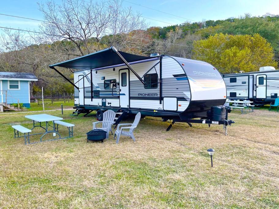 Rv Located On Private Property, Providing Access To The Guadalupe River, Accommodates Up To 5 Guests New Braunfels Exteriör bild