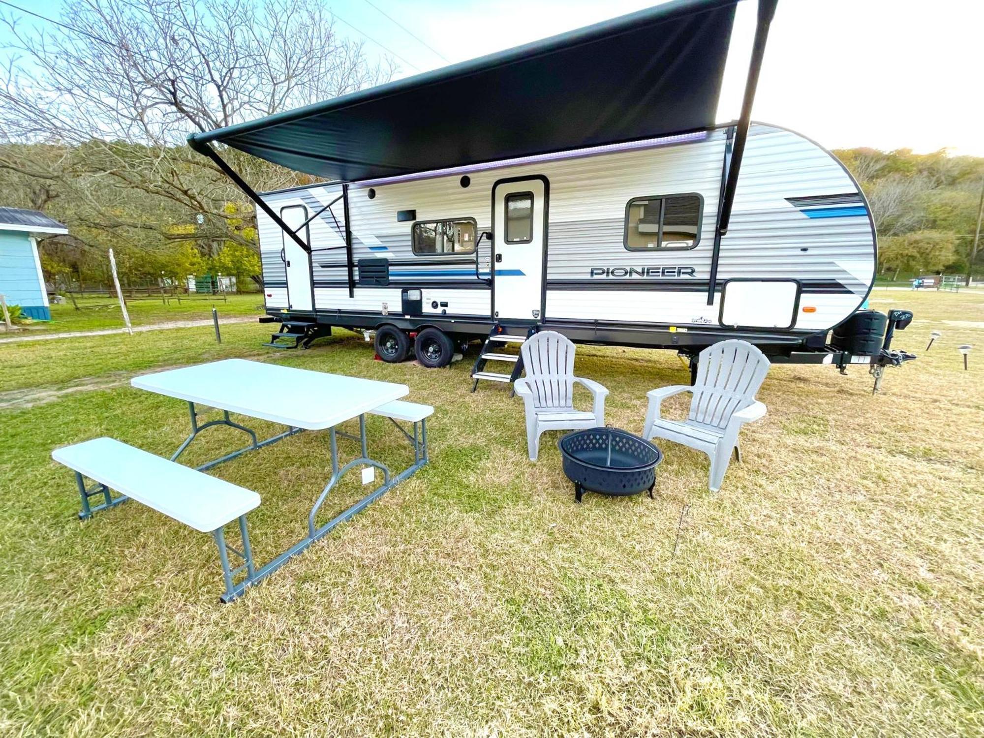 Rv Located On Private Property, Providing Access To The Guadalupe River, Accommodates Up To 5 Guests New Braunfels Exteriör bild